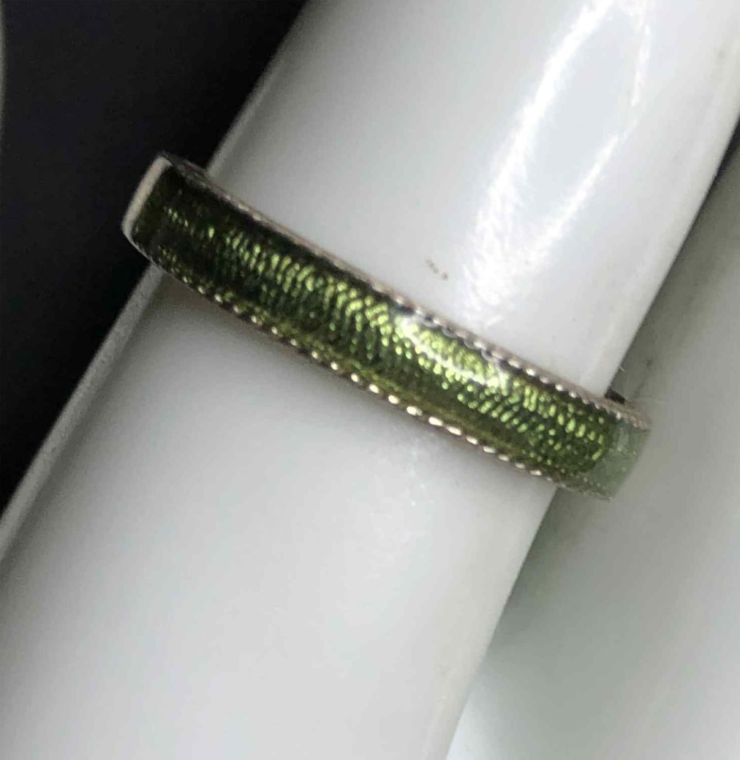 6293 Sterling signed CNA 925 Green inlay band ring sz 8 (2.4 grams)