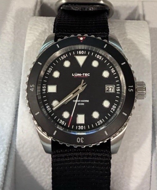 Lüm-Tec Solar Marine 5 Men’s 300m Diver Quartz Black Dial Nylon Strap Box