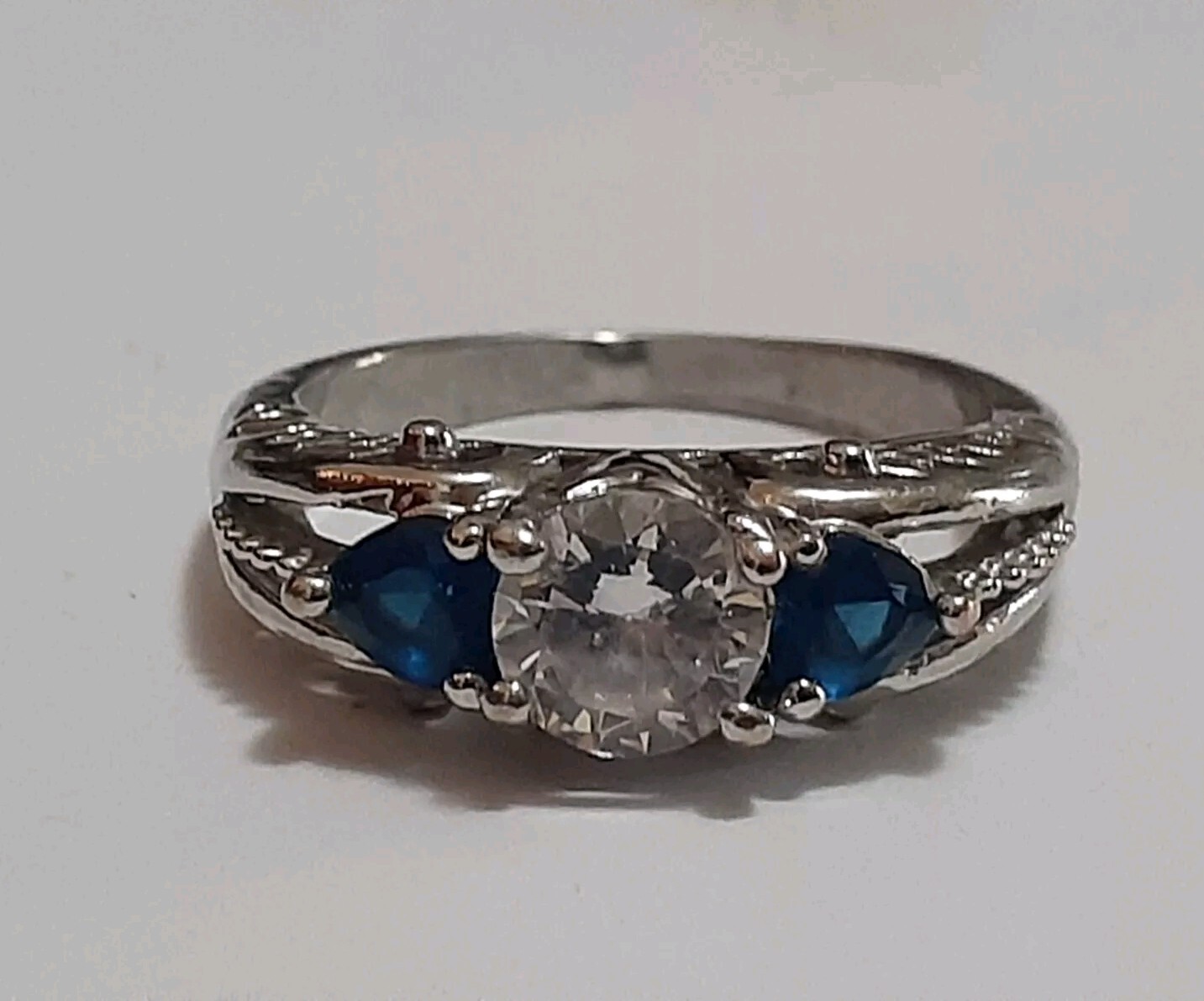 blue & white/colorless prong set stone trio Silvertone ring size 6.5