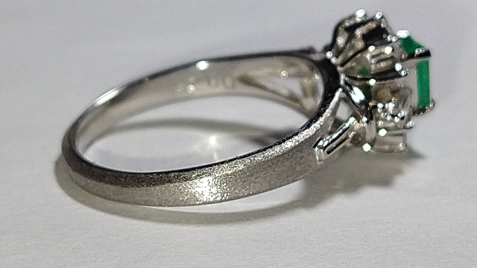 Solid platinum 0.57 carat natural emerald diamond ring 4.05 grams sz 4.75 pt900
