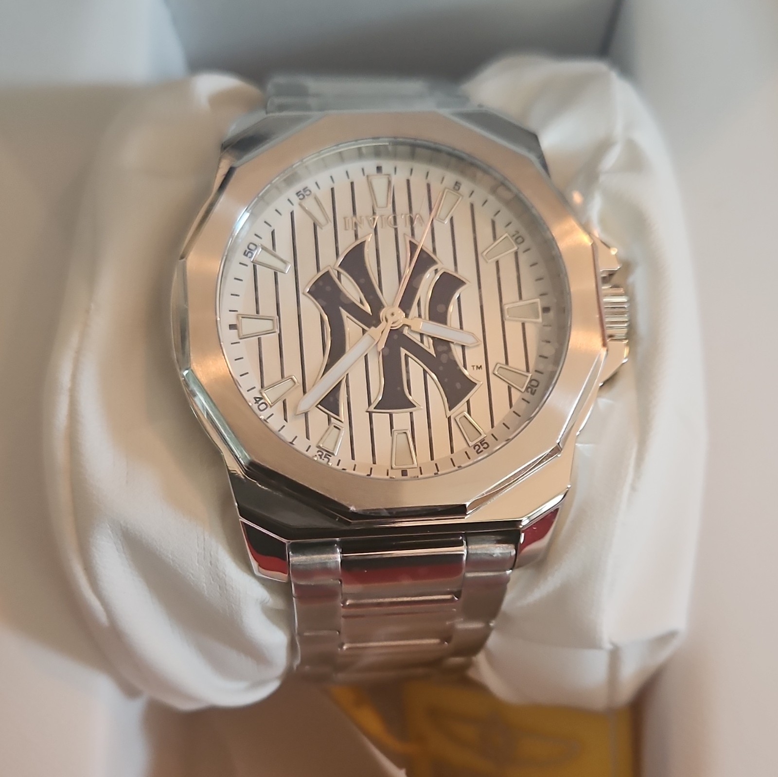Invicta MLB Men’s New York Yankees Quartz Silver Stainless Bracelet Watch Box