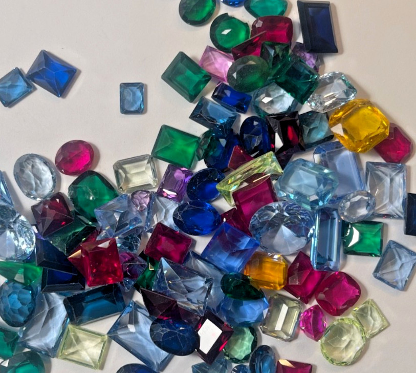 100 ASSORTED PIECES LOOSE DAMAGED SYNTHETIC STONES FOR LAPIDARY TO REPAIR