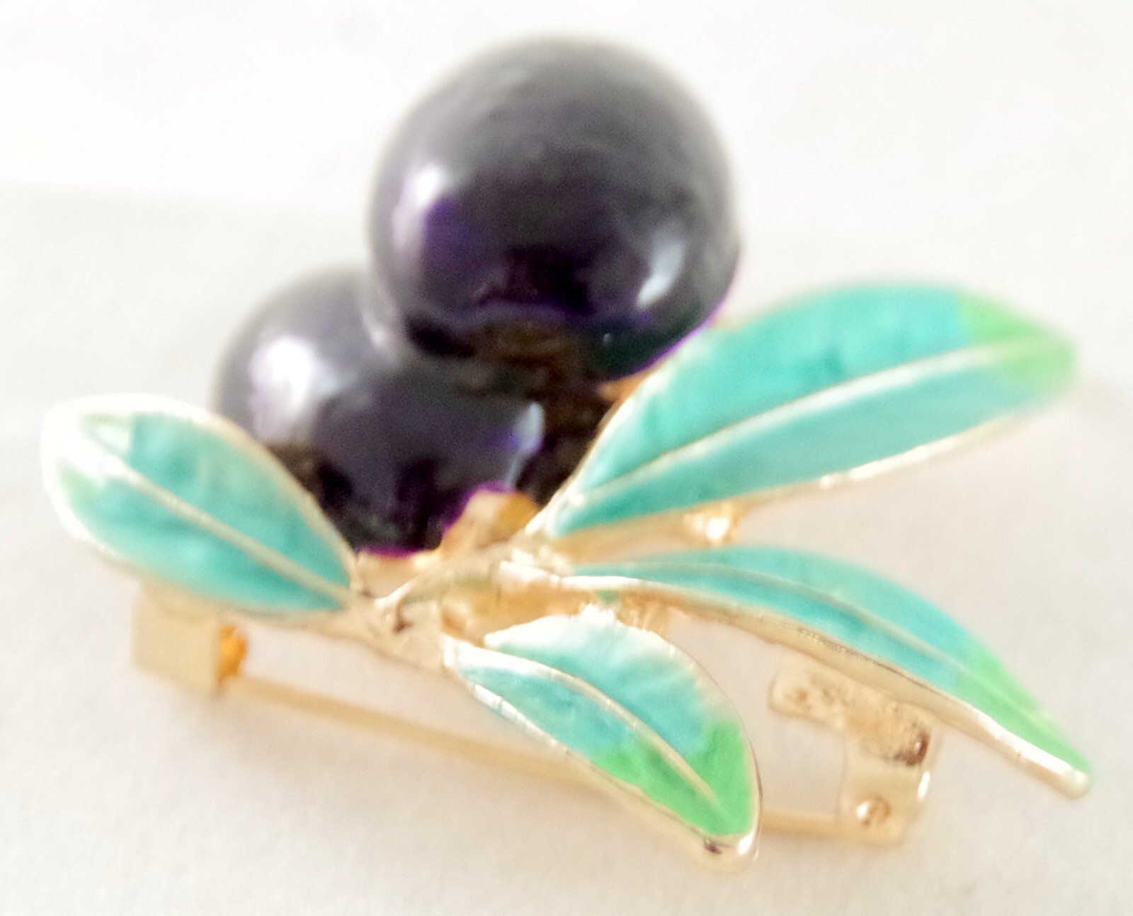 Pretty! 1.75″ NWOT HIGHLY DIMENSIONAL BLACK OLIVE FRUIT ENAMEL & GOLD BROOCH PIN