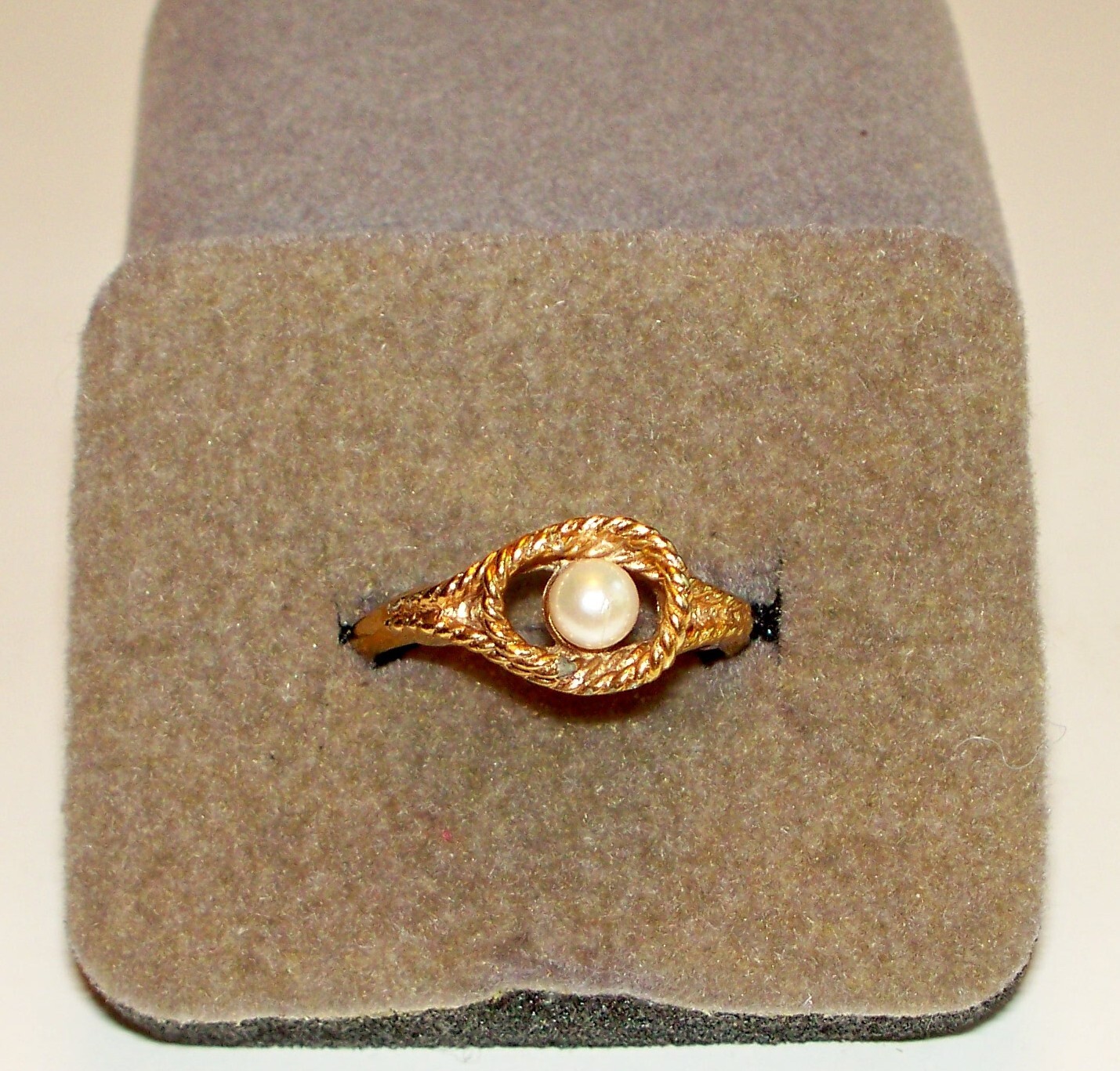 VTG AVON RING – GOLD TONE FAUX PEARL BRAIDED ROPE SIZE 7-9 ADJUSTABLE – B16