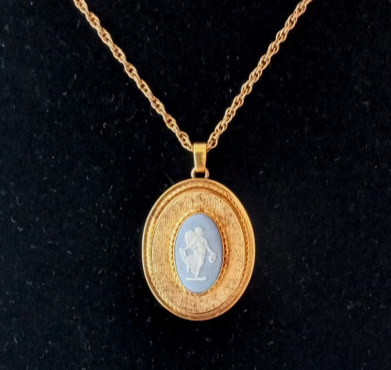 Vtg VAN DEL Wedgwood Jasperware Blue Cameo Necklace Pendant Locket G.F.