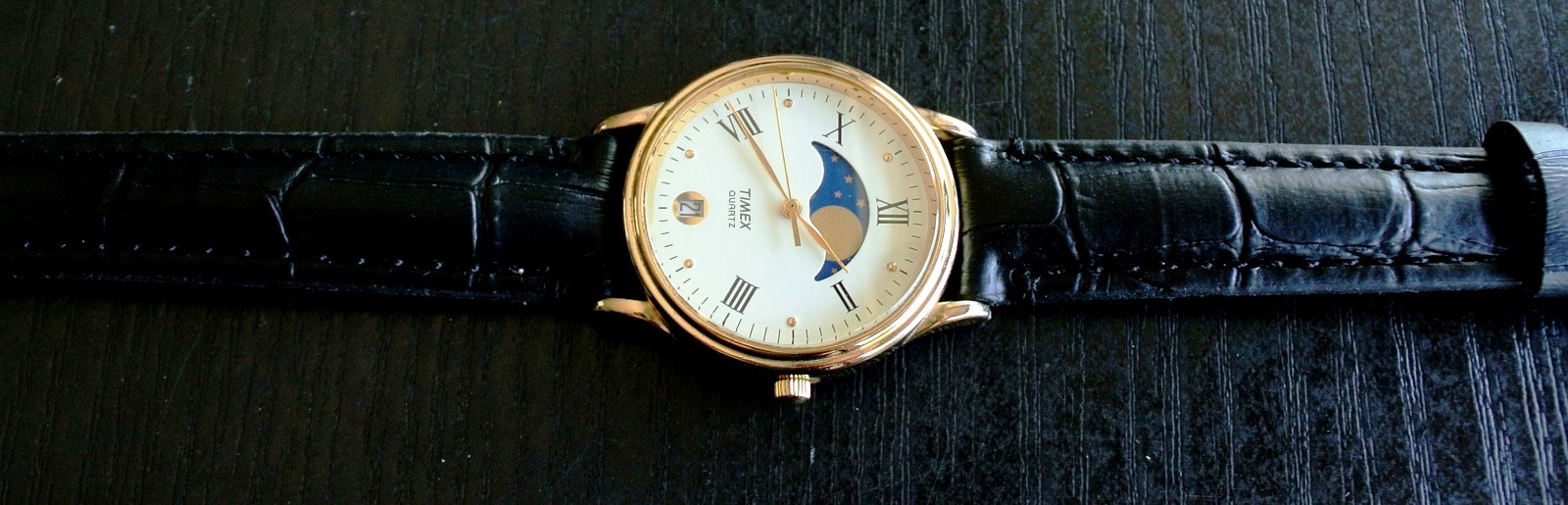 VINTAGE TIMEX DATE ELEGANT MOON PHASE DIAL QUARTZ MEN’S GOLDEN BLACK DRESS WATCH