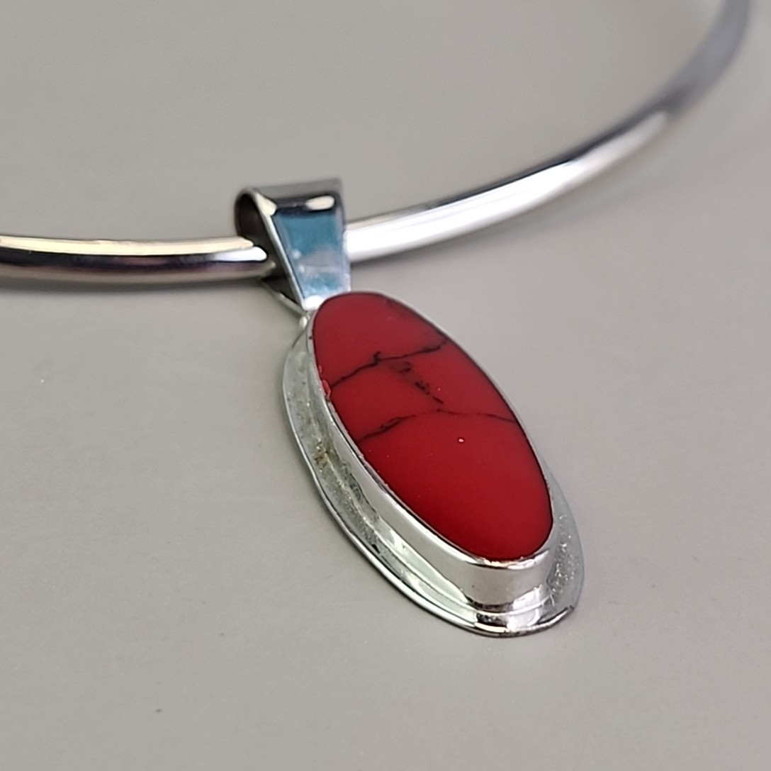 Torque Necklace Floating Pendant Red Howlite Stone Silver Tone Choker 15.5″