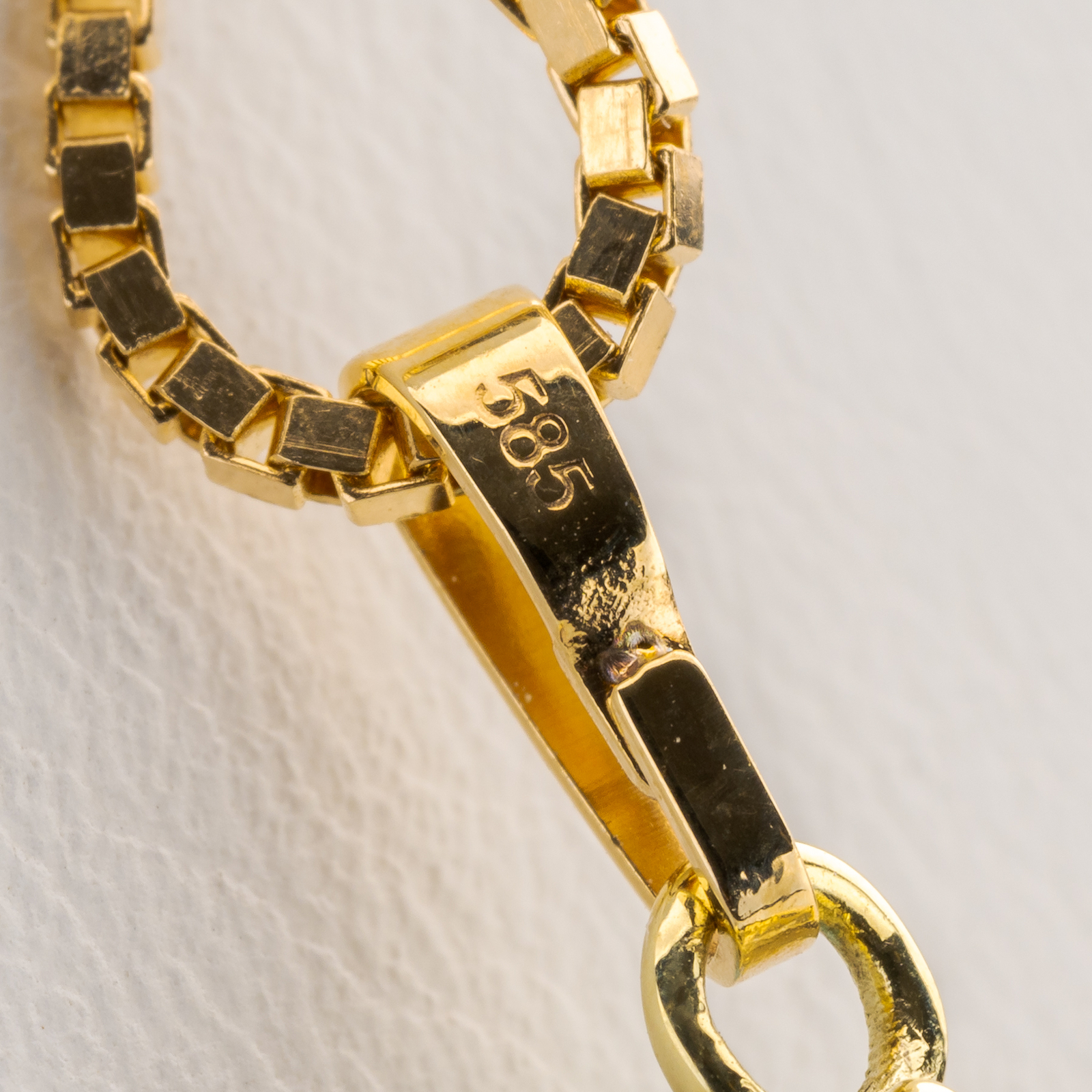14k gold pendant with an aquamarine