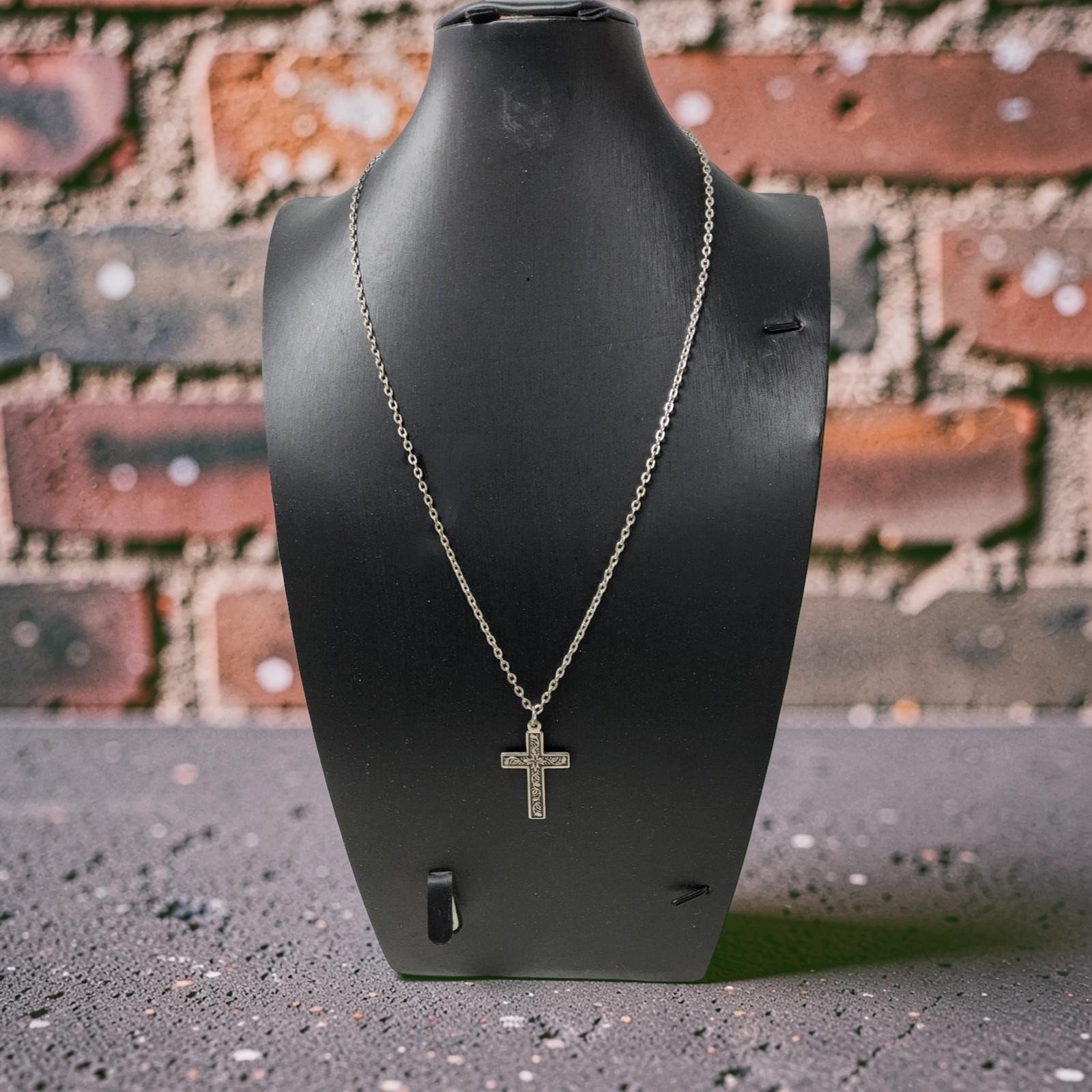 Vintage 10″L Chain Link Necklace W/Swirl Design Cross