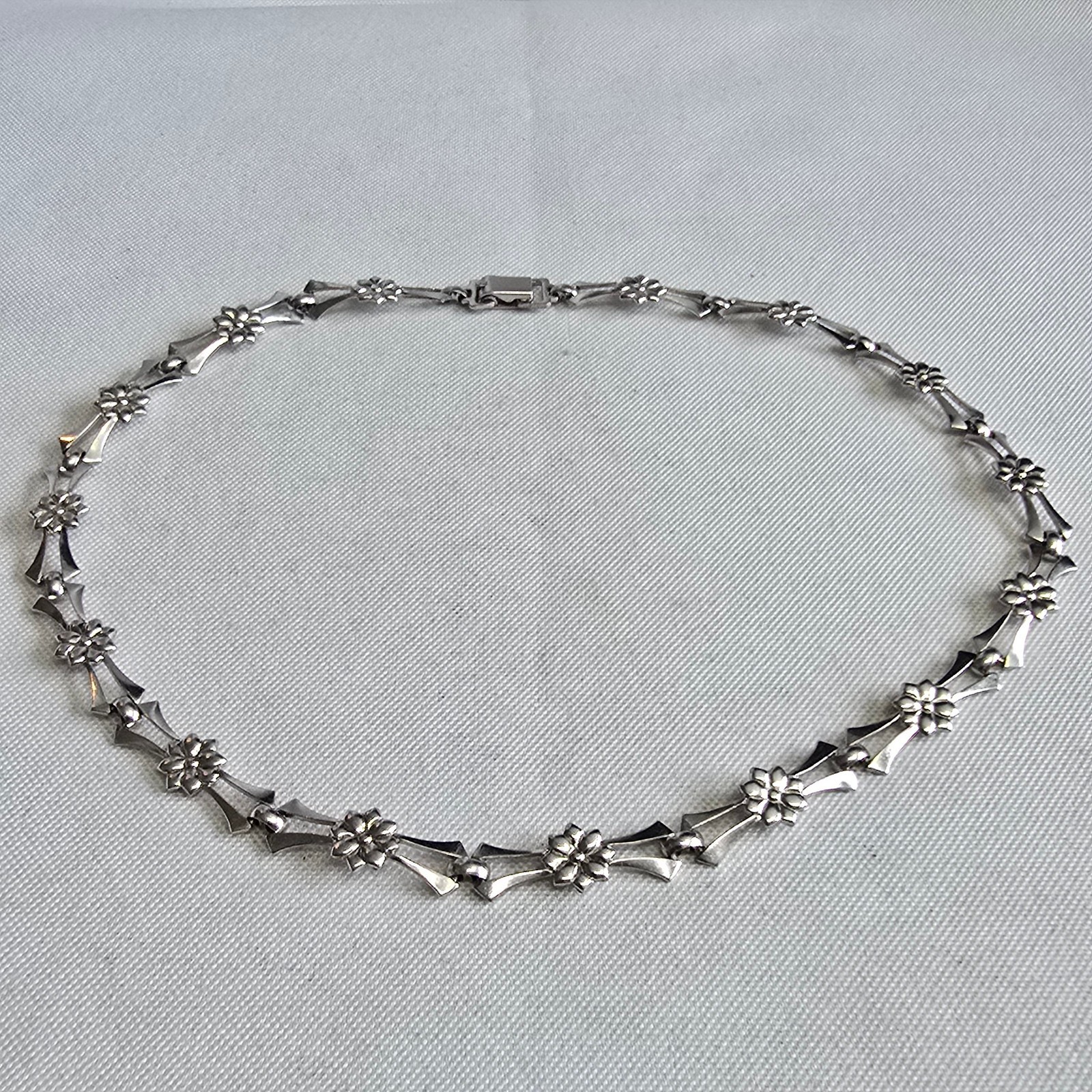 Sterling Silver Floral Necklace 14.53g Fine Jewelry 15″ Chain Flower Choker