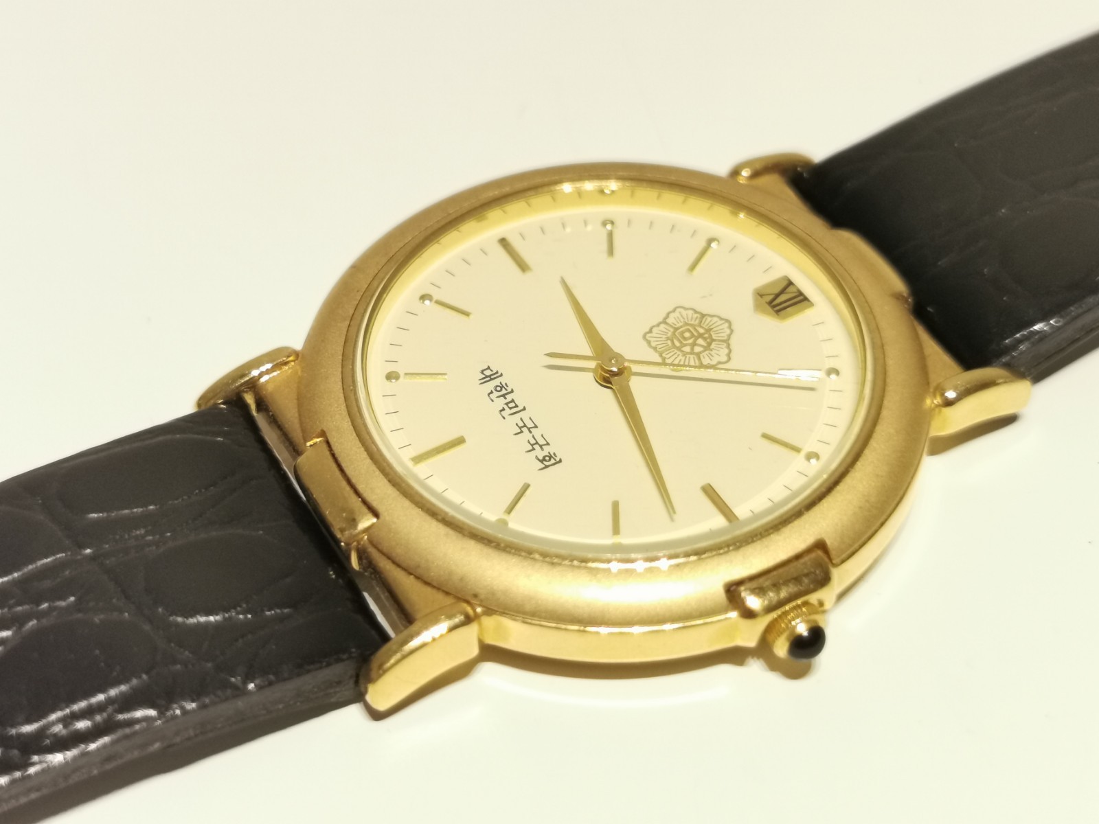 RETRO MEN’S WOMAN ADVERTISING NATIONAL ASSEMBLY REPUBLIC OF KOREA QUARTZ WATCH