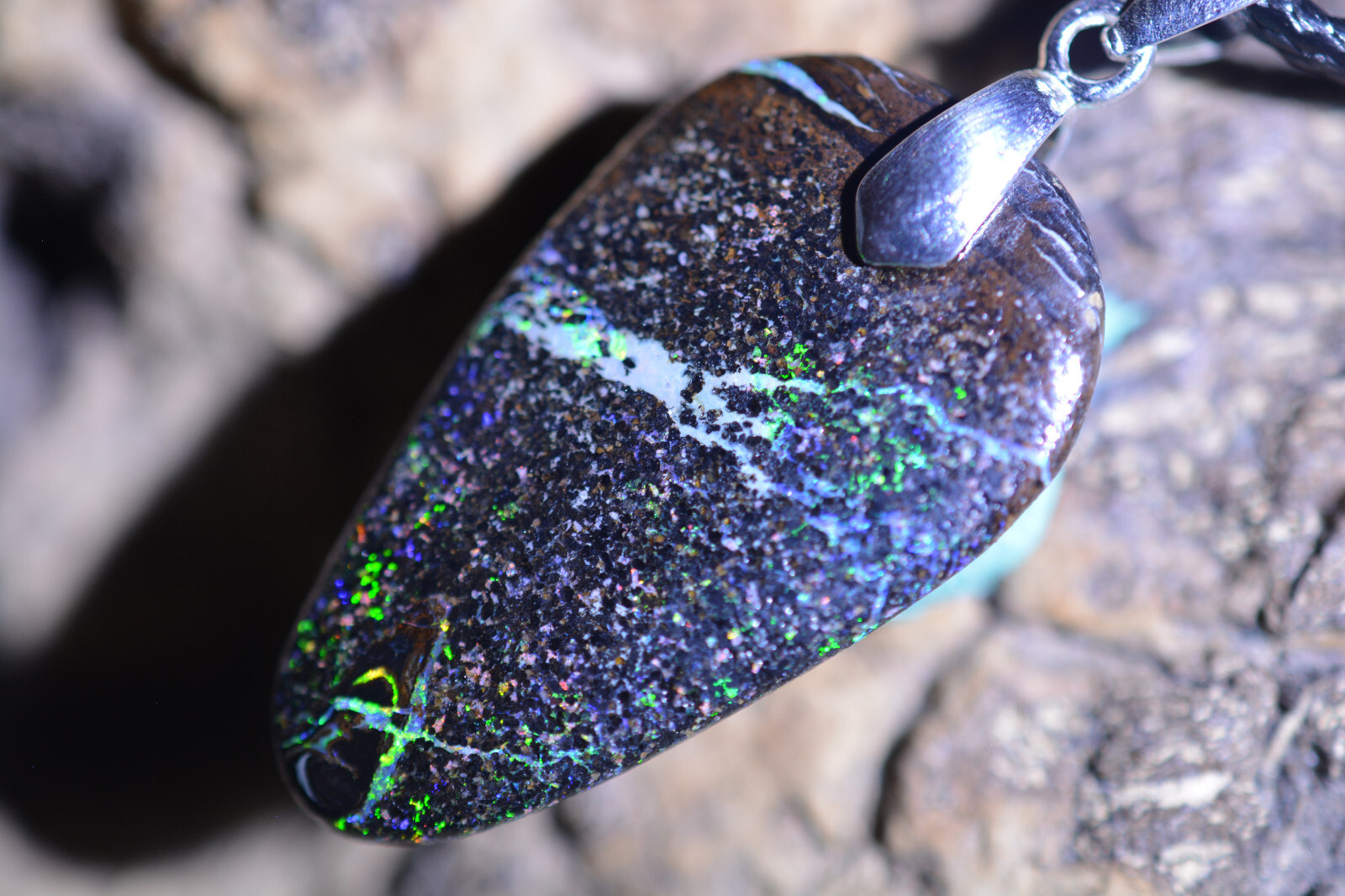 16ct 28x16x4 Top Briliant Green Koroite Sandstone Matrix Opal Necklace Australi gem