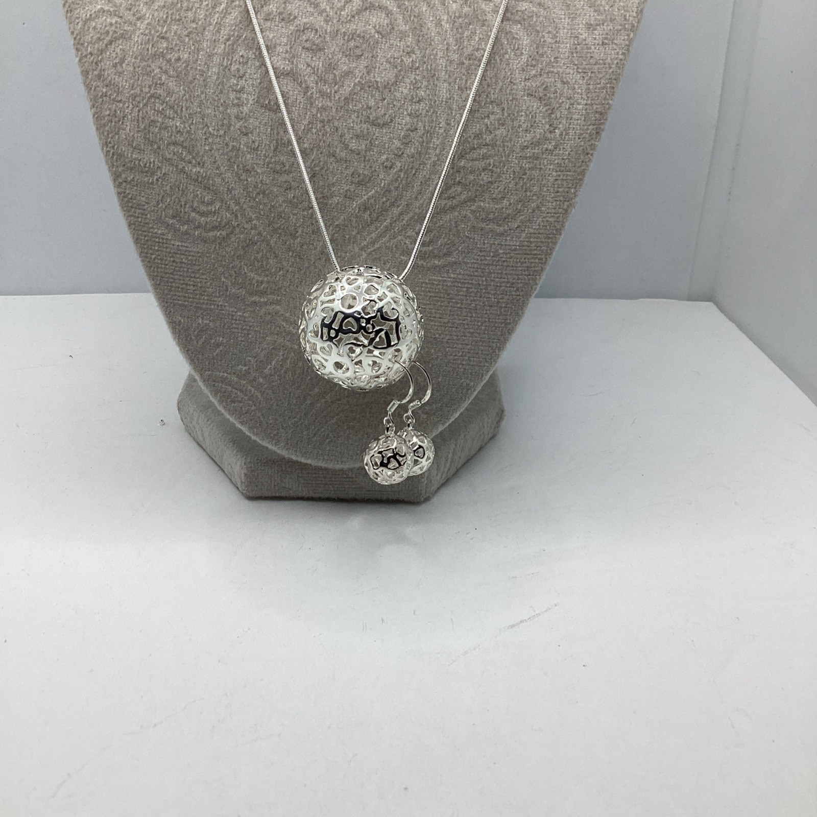 Pretty Silvertoned Earring And Necklace Set. Dark Spots In Pics Are Shadows