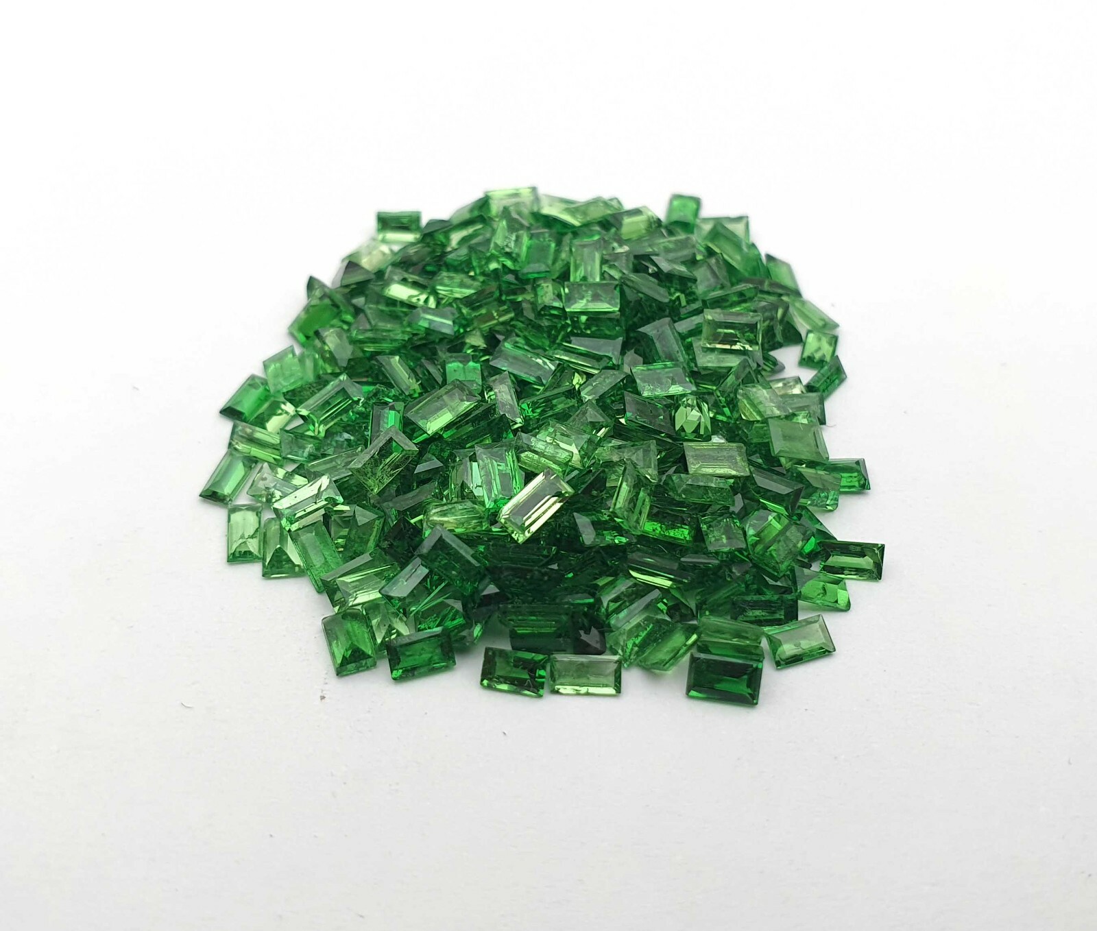 Natural Tsavorite Garnet Octagon Cut Loose Gemstone 43 Pcs 1.50*2.50-2*3 MM 3 CT