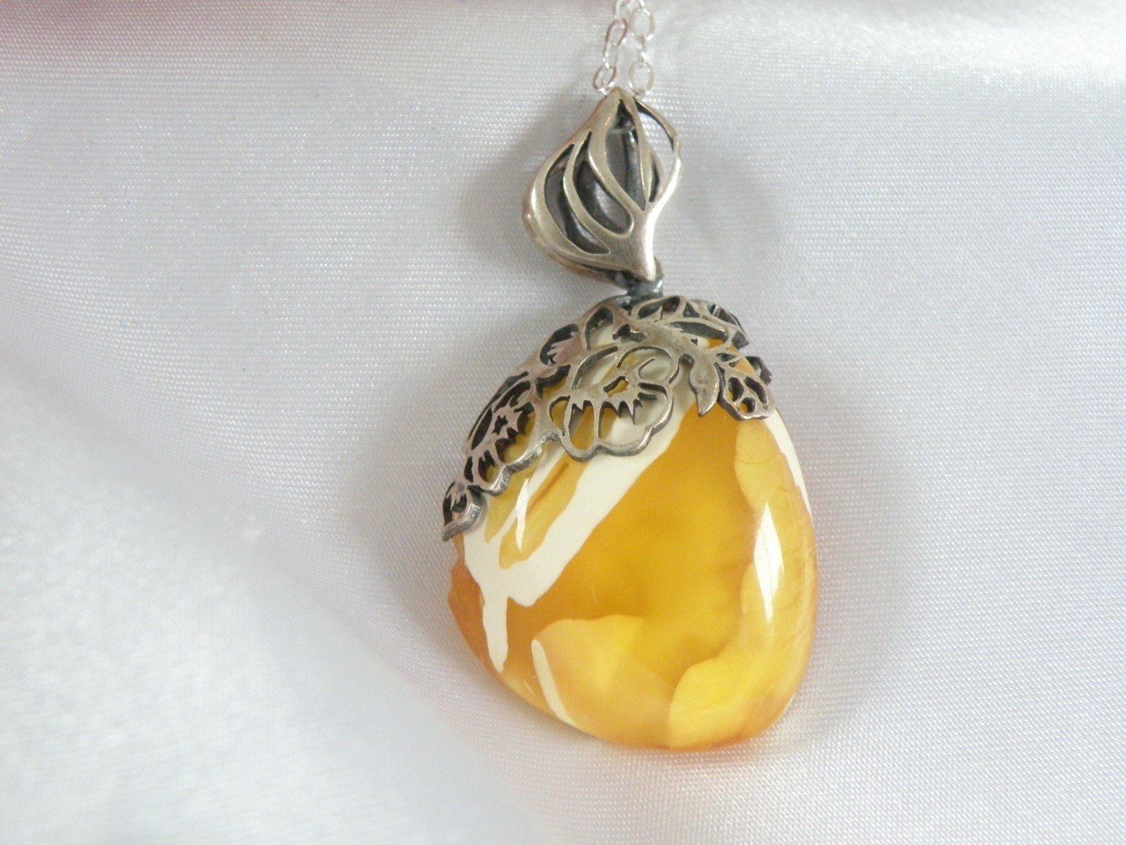 Vintage Sterling Silver 925 Butterscotch Egg Yolk Amber Pendant Necklace