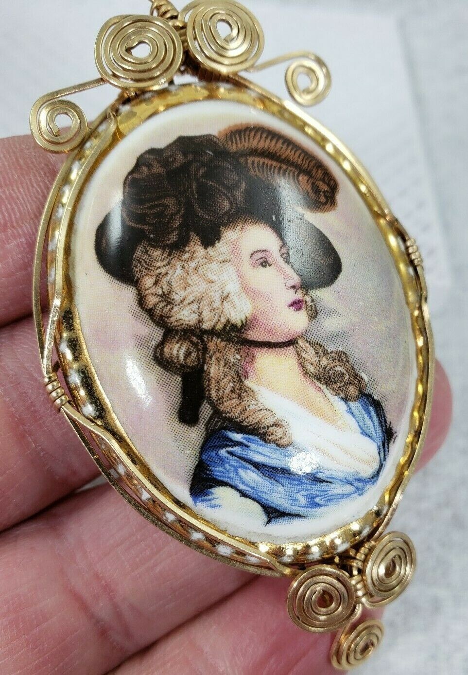 14kgf 1900 LADY ELEANOR FINE BONE CHINA ENGLAND PENDANT FOR NECKLACE;3.25 X1 5/8