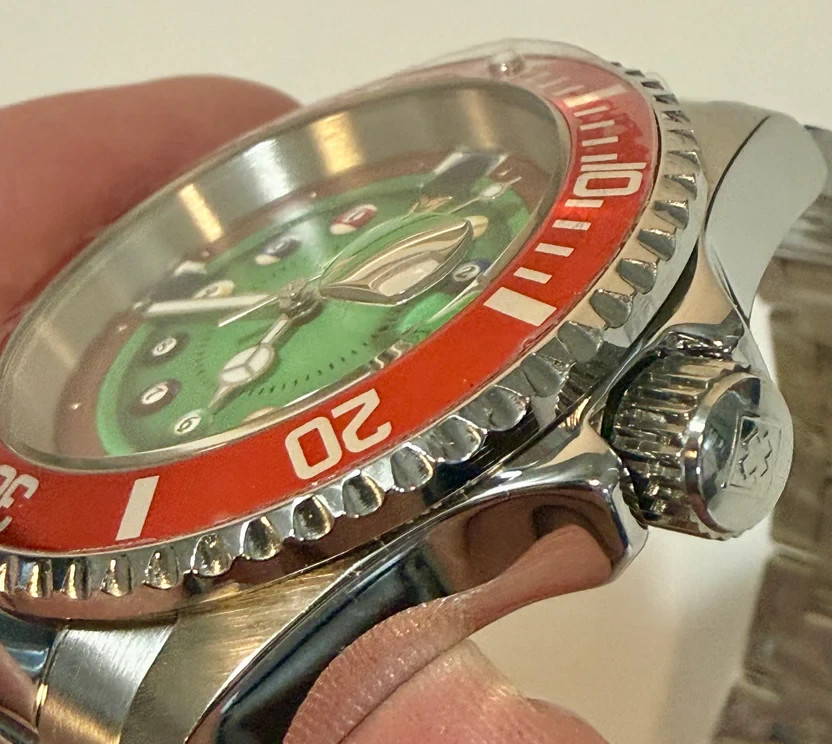 Invicta Pro Diver House of Cards 50523 Men 40mm SS Case Band Green Red Dial 200M