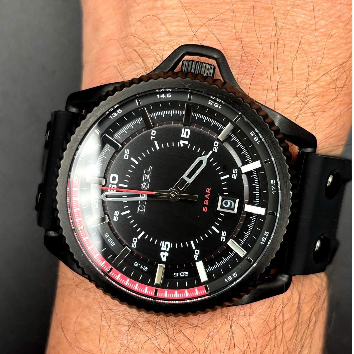 Diesel DZ1760 Rollcage Men’s Quartz Watch Black Dial Silicone Strap 46mm NIBWT