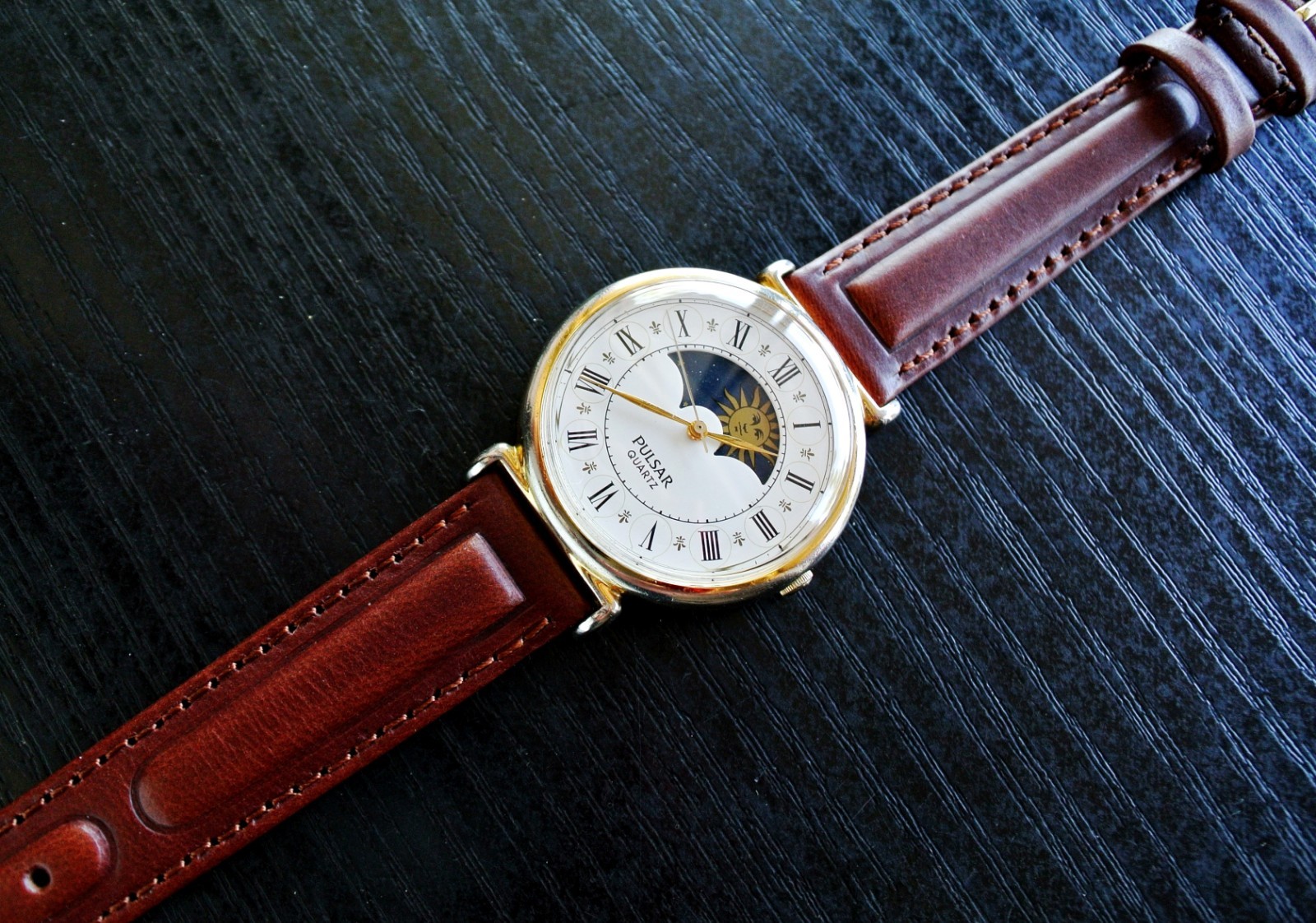 VINTAGE PULSAR SEIKO ELEGANT MOON PHASE QUARTZ MEN’S GOLDEN LEATHER DRESS WATCH