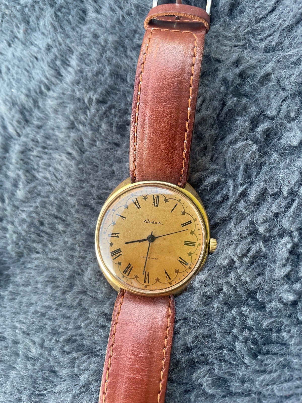 Raketa “Serpentine” Golden Dial – USSR Vintage 39mm – Cal. 2609