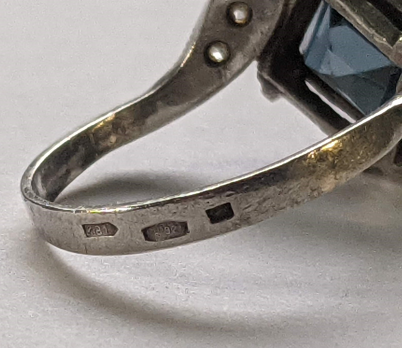 Vintage ring sterling silver 925 Size 8.5 Weight 3.29 g. Blue gem. Gold insert.