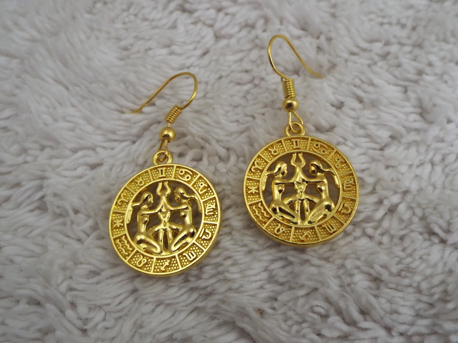 Goldtone Zodiac Gemini Twins Pierced Earrings (B43)
