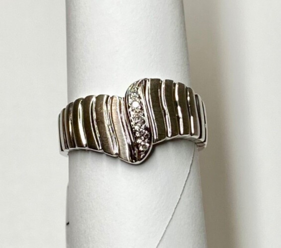 NEW 14K White Gold V-Taper Ring/Band with 0.05ctw Diamonds (Size 6.5) 5.4 gram