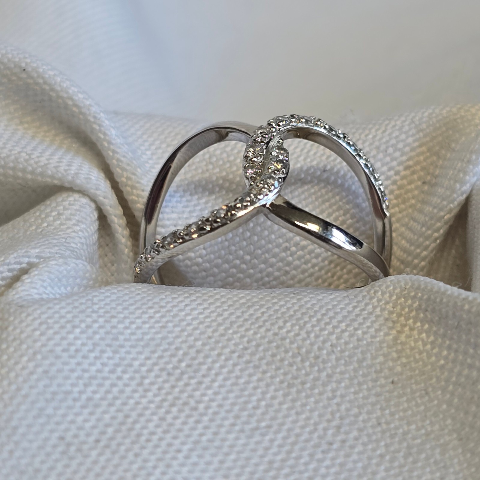 Sterling Silver Ring 3.17g Fine Jewelry Size 8 Band Clear Stones *READ*