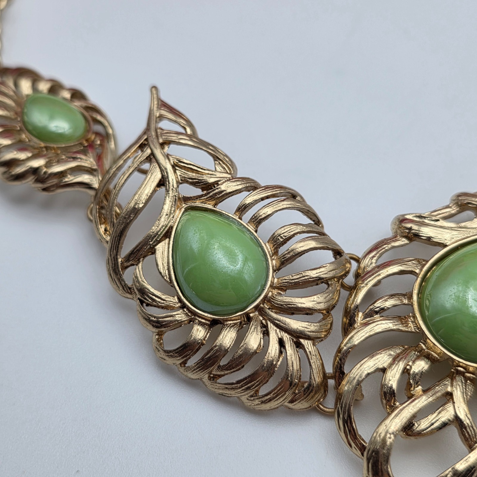 Vintage Da Vinci Green Cabochon Leaf Necklace Earrings Set Gold Tone 20in