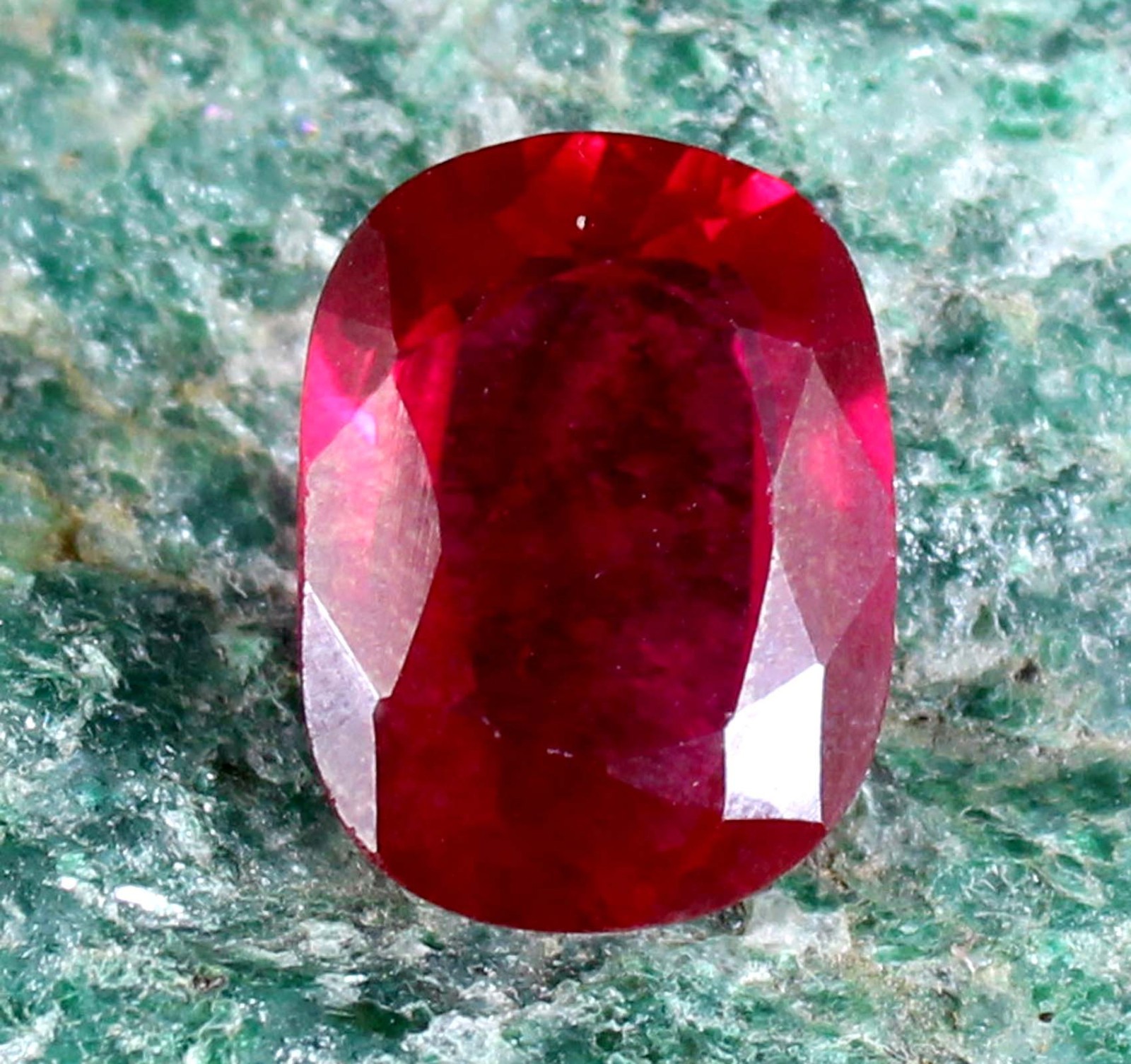 Natural Beryl Bixbite Red Emerald 6.55 Ct Cushion Cut Gemstone Certified