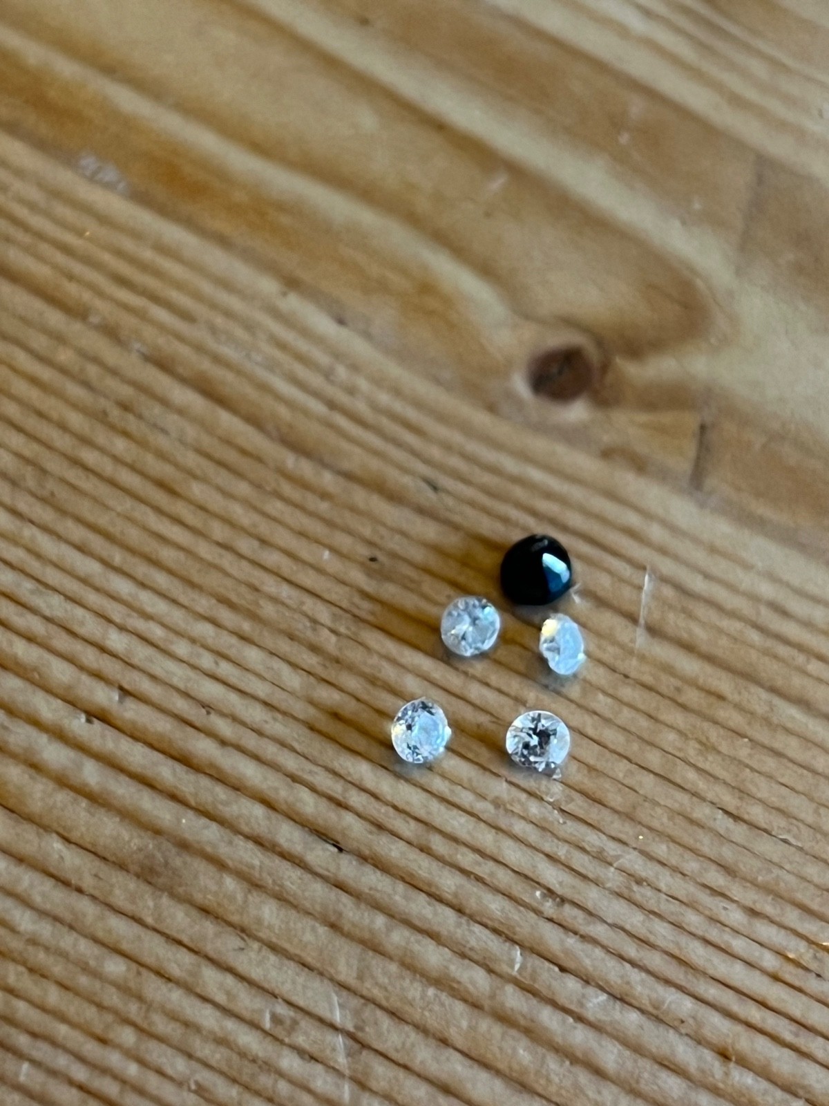 DIAMONDS 0.45 ct, each stone 0.09ct sapphire 0.19ct