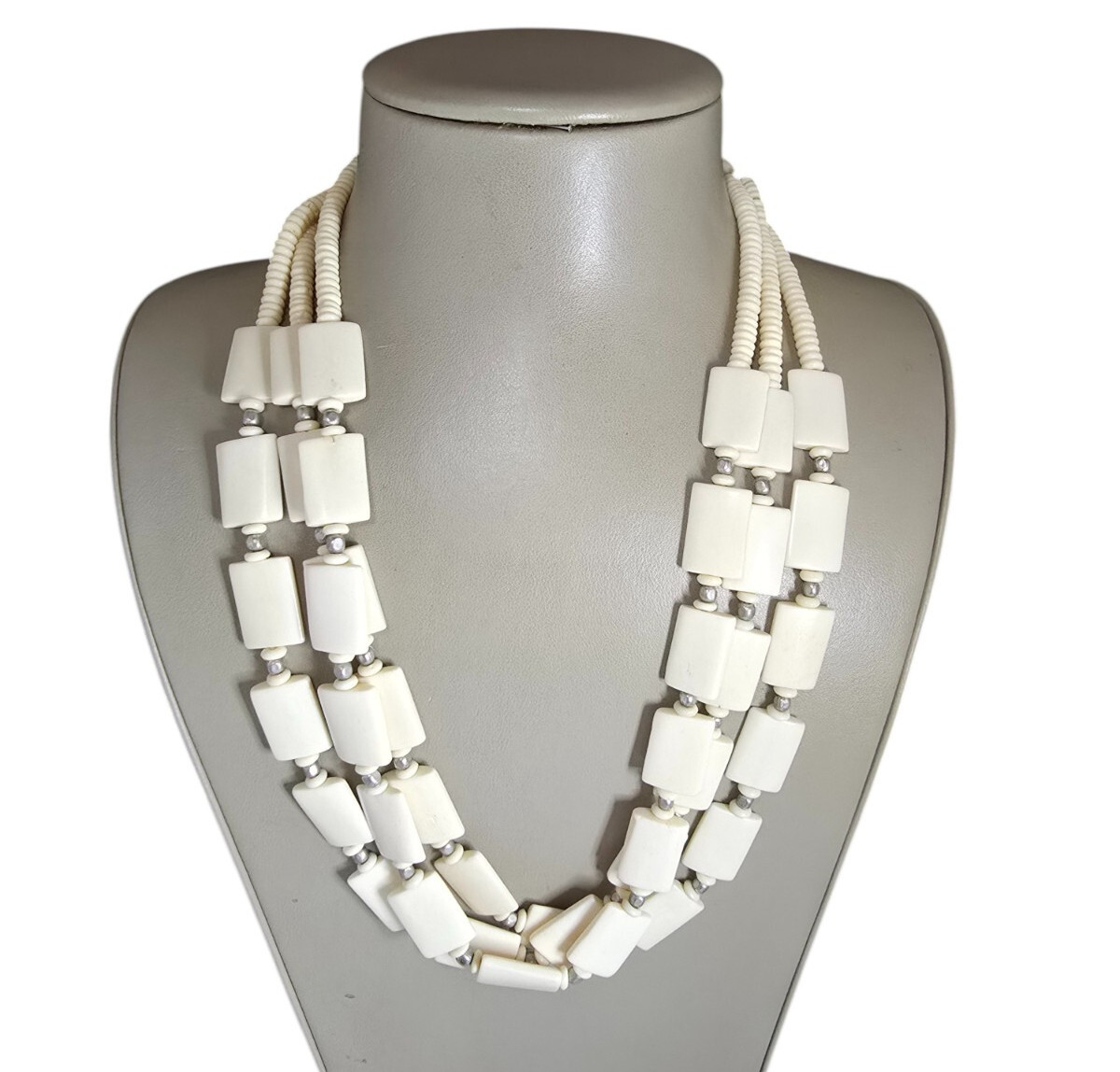 Stephan & Co Women’s Boho Resin Beige Silver Tone Statement Necklace NWT