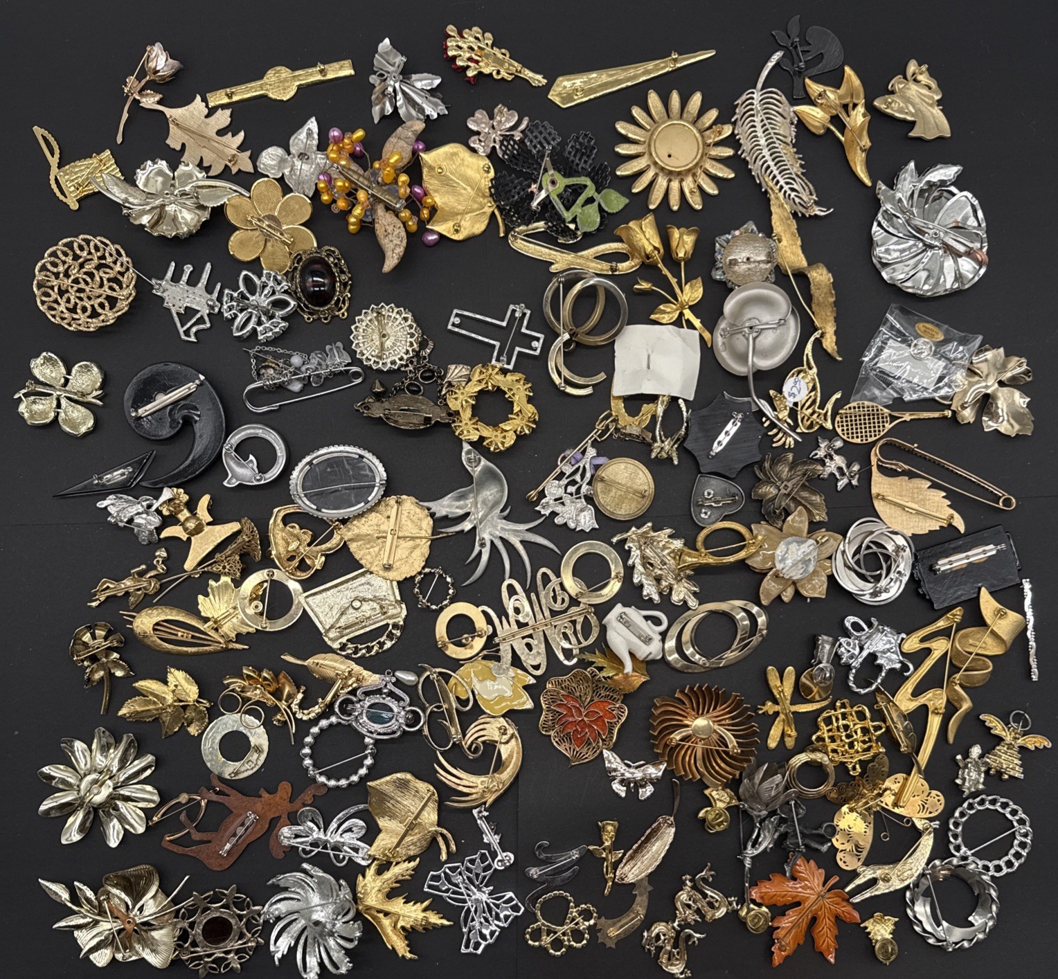 Lot Of 132 Brooches Pins – Many Signed – Silver Gold Tone Wholesale Resell J108b