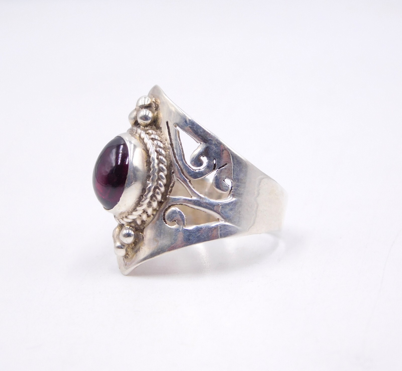 4.40 Gm 925 Sterling Silver Natural Garnet Cab Gemstone Jali Ring Size 7.40″ US