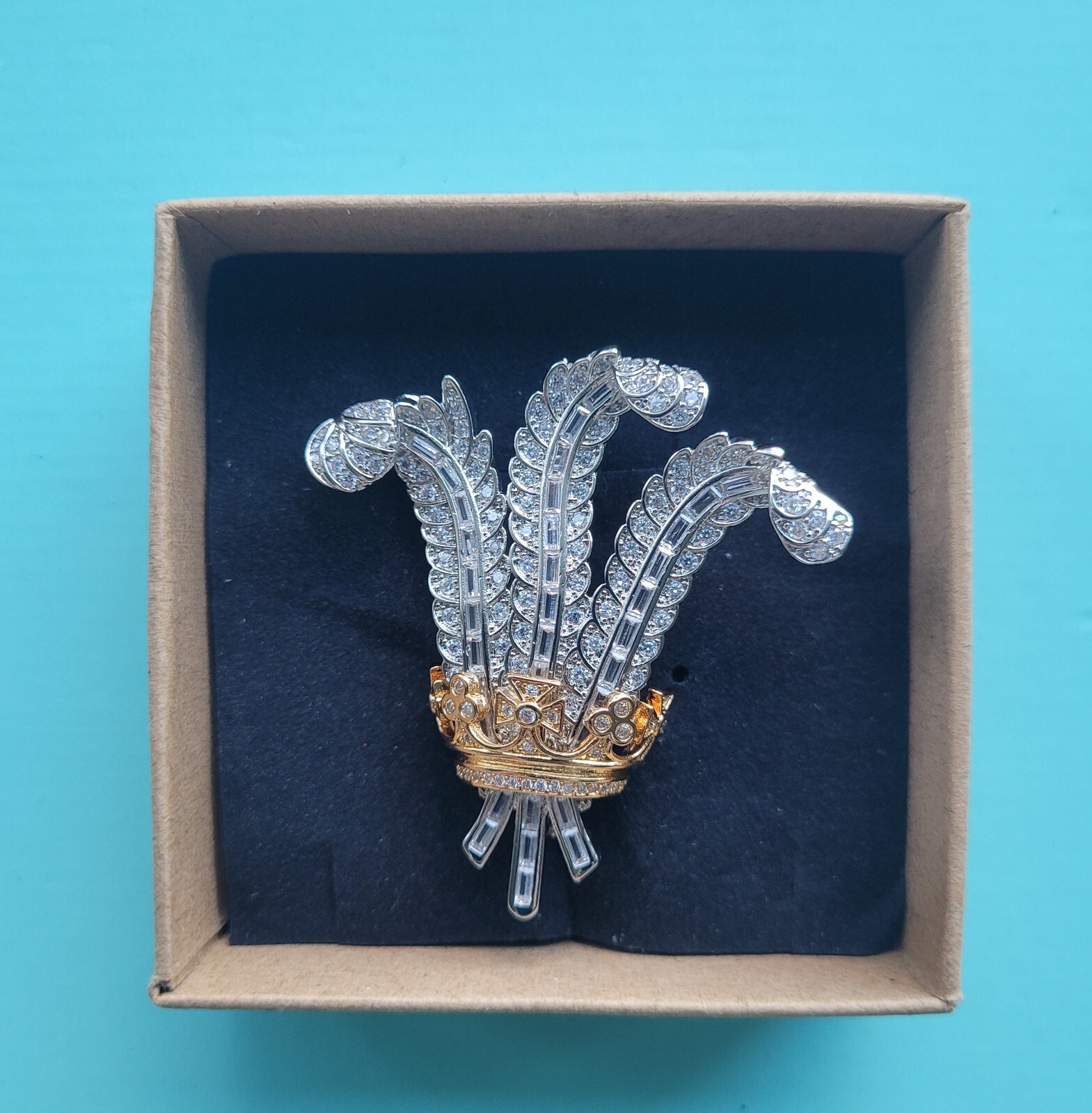 Duchess of Windsors Prince of Wales brooch, Elizabeth Taylor,royal, Gift