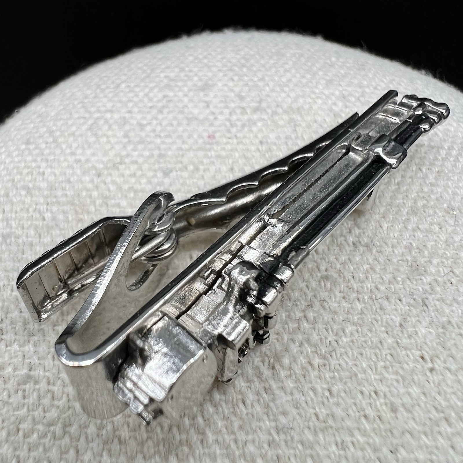Vintage Rifle Shotgun Tie Clip Silver Tone Advertising Flintkote Signed 1.75″