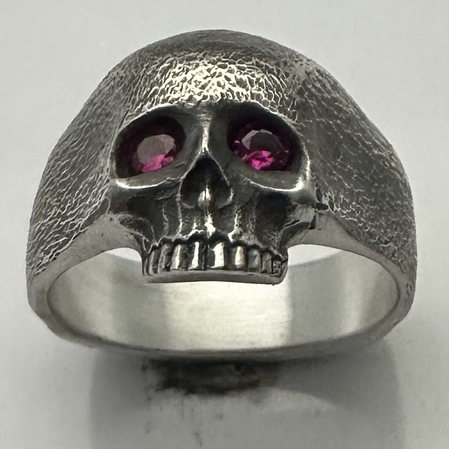 MJG STERLING SILVER KR SKULL RING. /ruby eyes. SZ 10. 18 GR. STREET FINISH