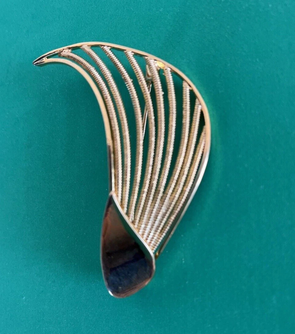 Vintage Roget TM (ROGE’T™) Gold tone Pin Brooch