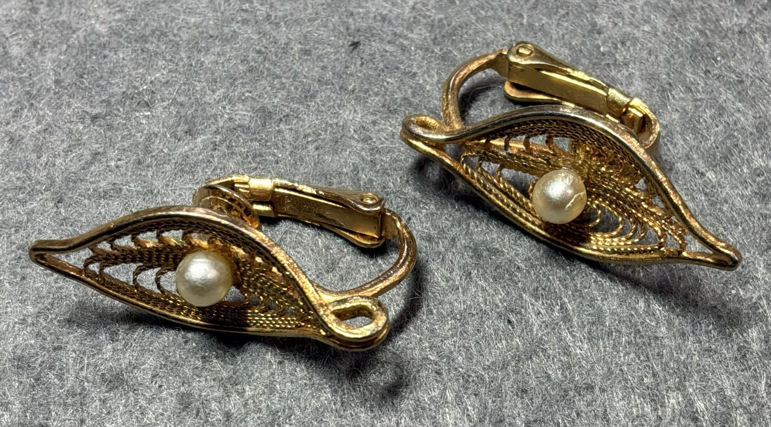 Sarah Coventry Signed Gold Tone Leaf Clip-On Earrings White Sim Pearl