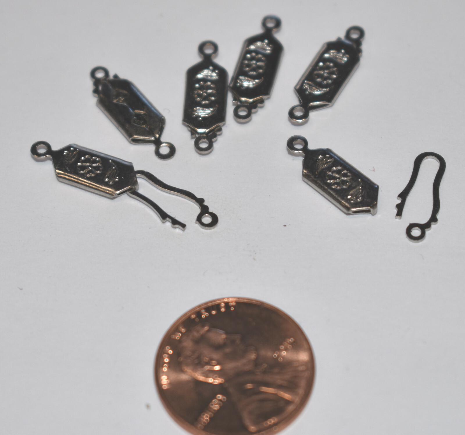VINTAGE 6 ONE STRAND SILVERTONE JEWELRY CLASPS •FLORAL DESIGN 18x6mm