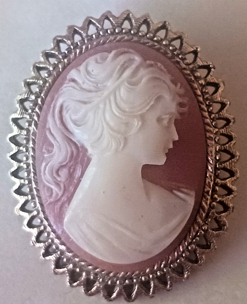 UN MARKED VINTAGE 2 X 1.5 ” WIDE LADY W/PONY TAIL CAMEO BROOCH