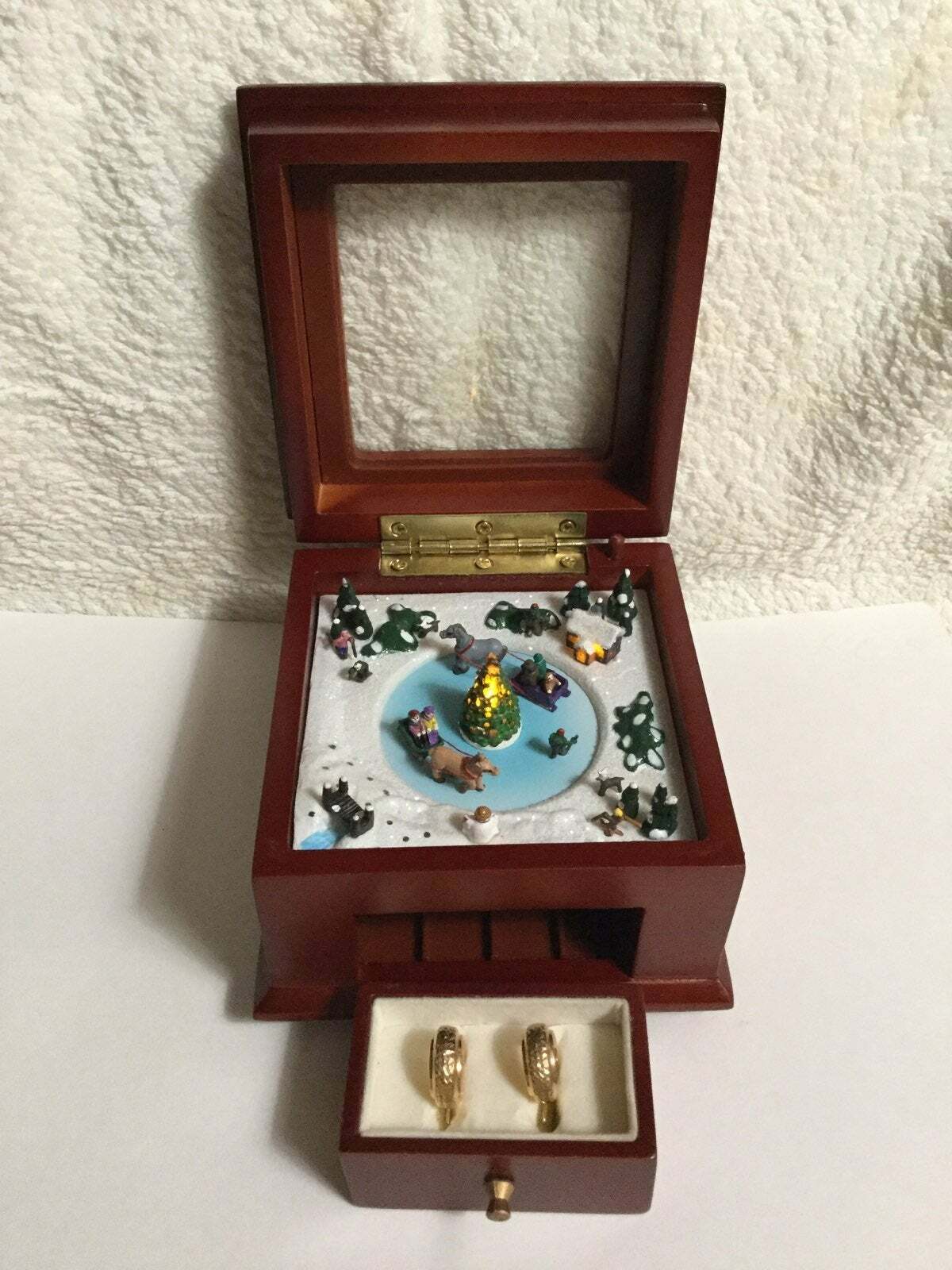 14KT Yellow Gold Diamond-cut Bolivia Earrings in a Musical Carousel Jewelry Box