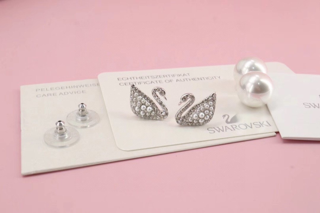 Swarovski Swan Pearl Crystal Stud Earrings Silver Tone White New With Box Gift.
