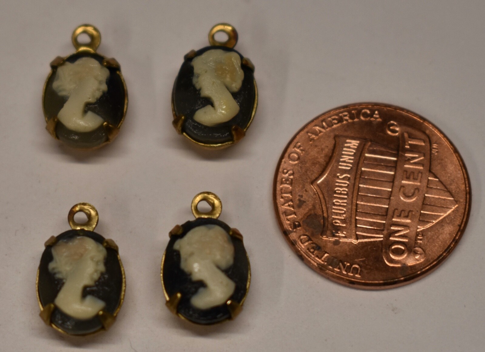VINTAGE 4 SMALL CAMEO PENDANT BEAD BEADS BLACK & WHITE RESIN •pronged 10x8mm