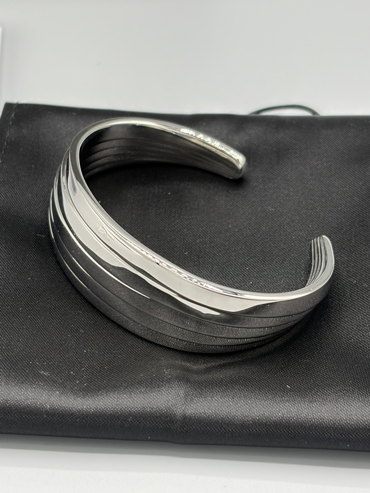 Calvin Klein Whisper Bangle Bracelet Stainless Steel Size M NWT Box Dustbag KJ76