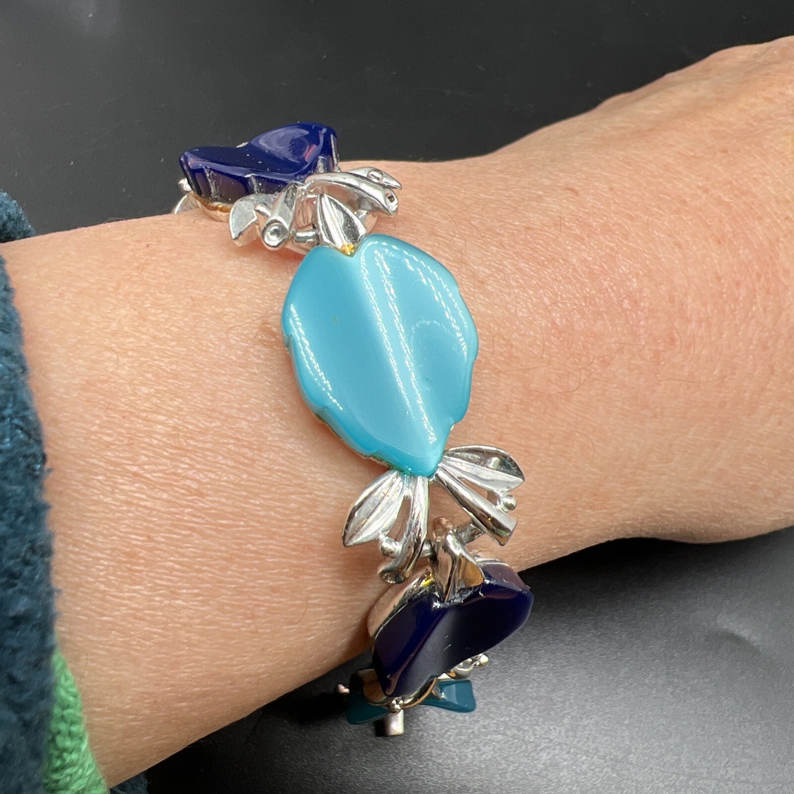 VINTAGE BLUE MOONGLOW LUCITE THERMOSET LEAVES LINK 7” BRACELET 6655