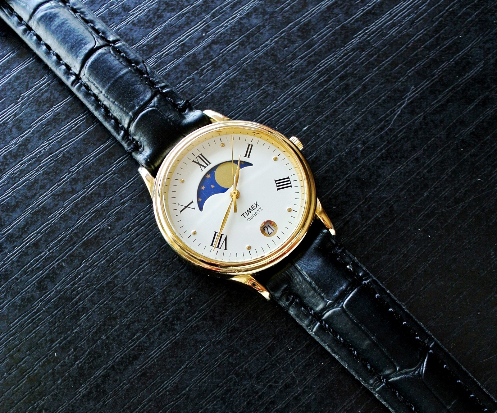 VINTAGE TIMEX DATE ELEGANT MOON PHASE DIAL QUARTZ MEN’S GOLDEN BLACK DRESS WATCH