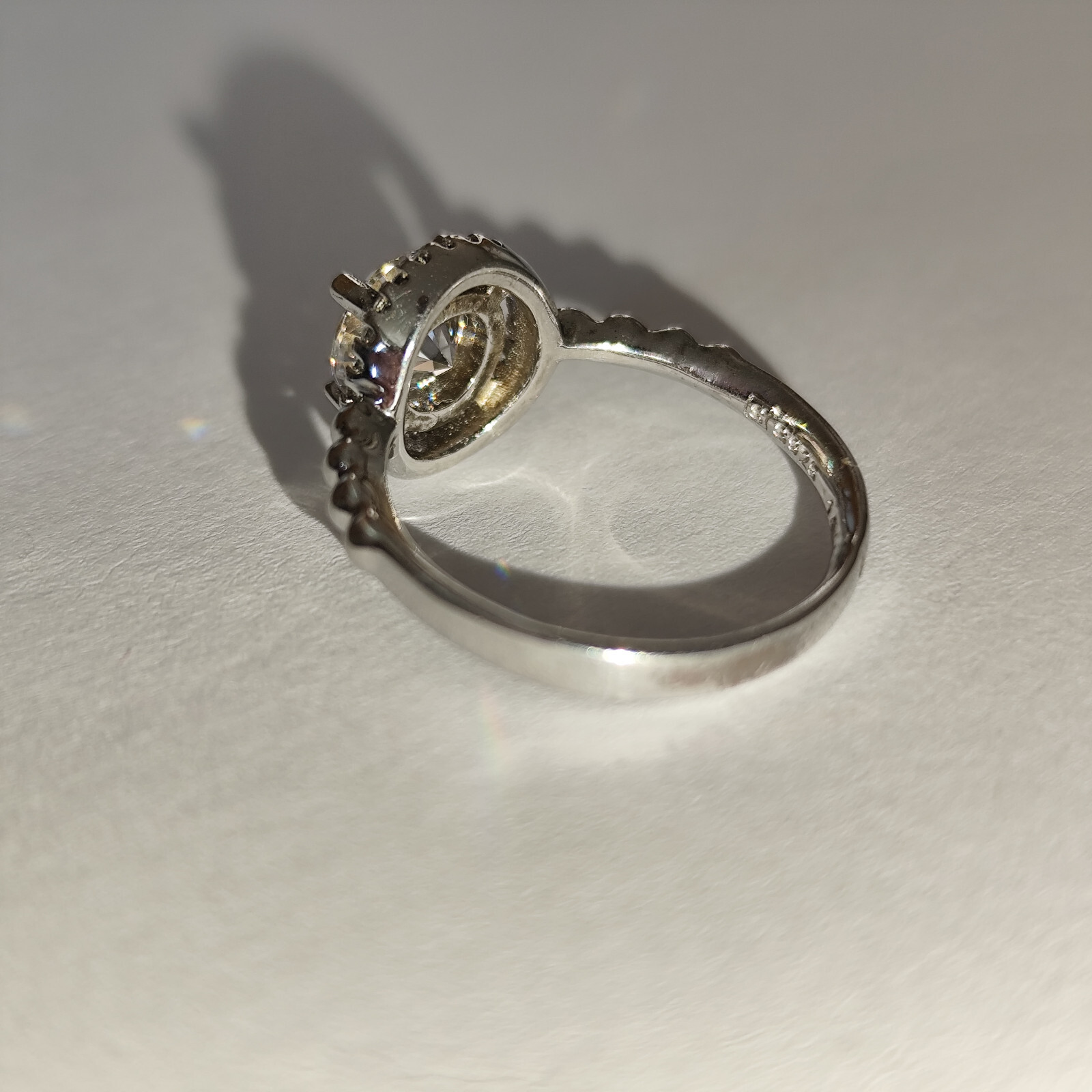 Silver ring size 52 with sparkling crystal in brilliant cut mint condition