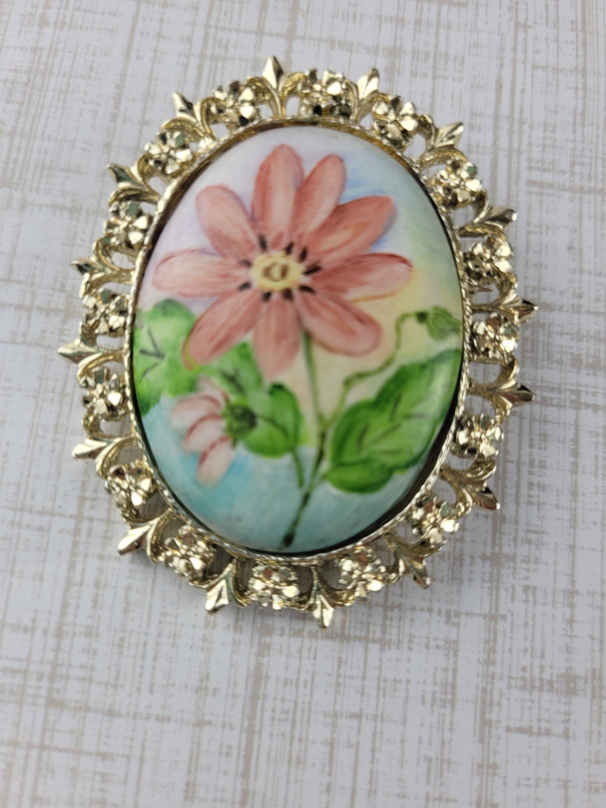 Vintage Hand Painted Floral Flower Cosmos Daisy Gold Tone Cameo Style Brooch