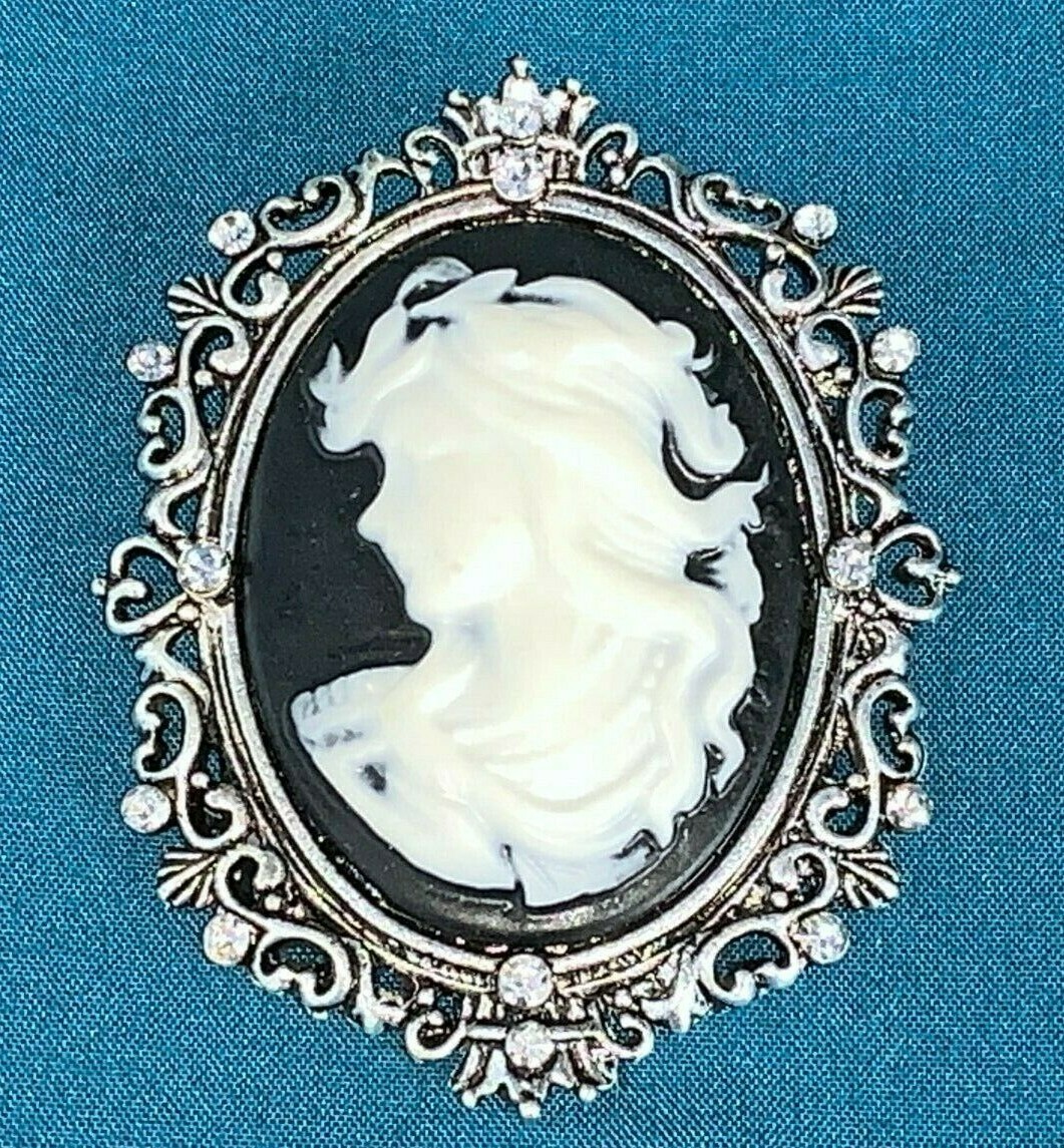 Stunning Cameo Pendant w/Filigree Edge and Gems 2.5″x2″ Jewelry